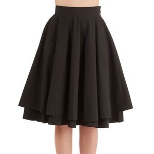 Essential Elegance Skirt in Black